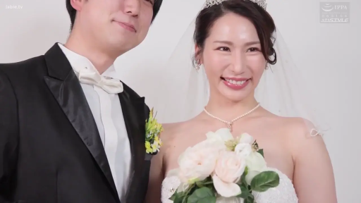 Indoor · Stand · Smile · Half-body · 拍照 · 婚纱 · 捧花 · 结婚