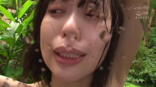 脸部特写 · 站立 · 迷离 · 野外 · 裸体 · 注视 · 户外 · 玻璃水珠