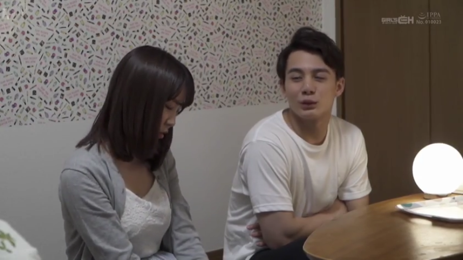 坐姿 · 严肃 · 中景 · 圆桌 · 谈话 · 室内客厅 · 日常居家服 · 室内光