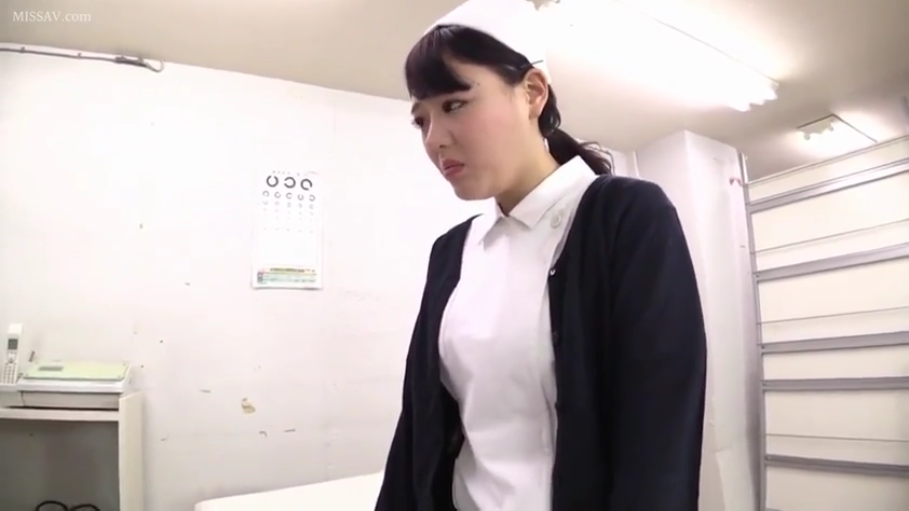 护士服 · 站立 · 半身 · 诊室