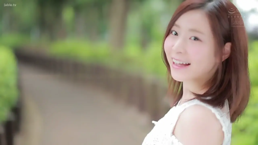 Face · Sweet · Smile · White tank top · Outdoor · Park · 侧身回头