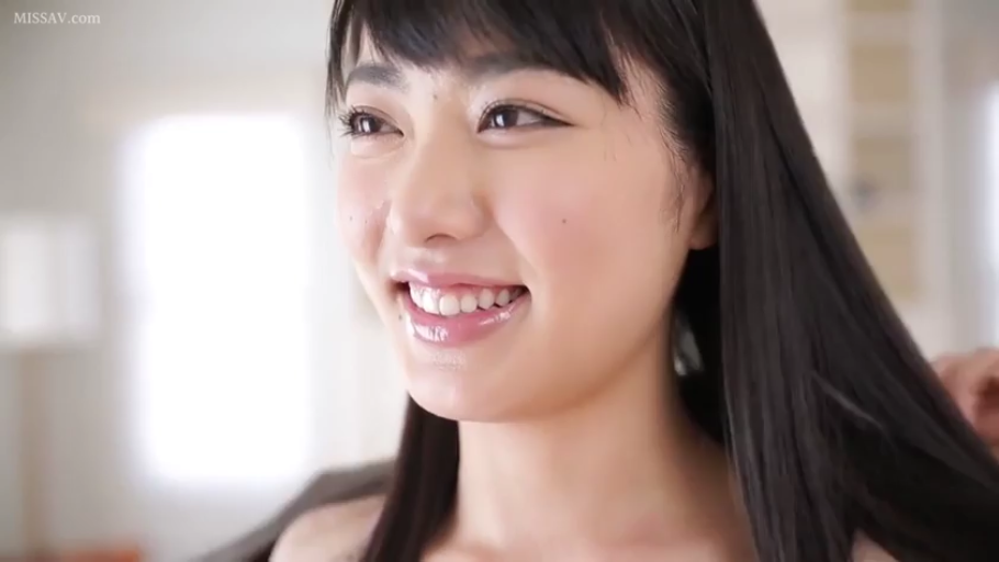 室内 · 脸部特写 · 甜美 · 微笑 · 长发 · 侧脸 · 裸肩