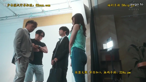 Serious · Stand · Medium shot · Photography light · 对话 · 多人 · Studio · Sleeveless top