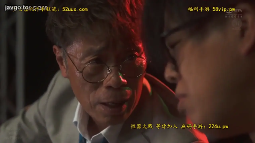 室内 · 交谈 · 眼镜 · 专注 · 面部特写 · 西装 · 面对面 · 成年男性