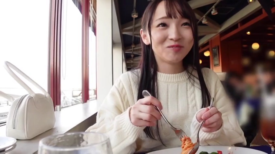 坐姿 · 微笑 · 餐厅 · 长发 · 进食 · 餐具 · 半身像 · 白色针织毛衣