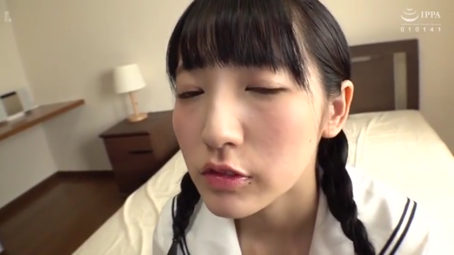 脸部特写 · 卧室 · 水手服