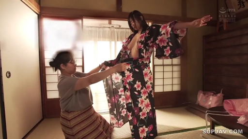 胸部 · 和室 · 站姿 · 平静 · 榻榻米 · 浴衣 · 穿衣 · 日本