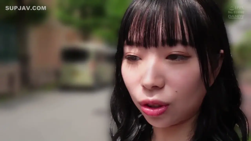 顔部のクローズアップ · 站立 · 自然 · 私服 · 屋外 · 说话 · 黑发