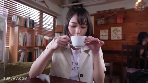 脸部 · 蹲姿 · 注视 · 清纯 · 户外 · 水手服 · 学生妹