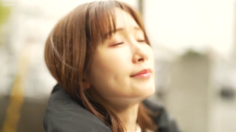 脸部 · 享受 · 户外 · 仰视 · 外套 · 闭目 · 光影