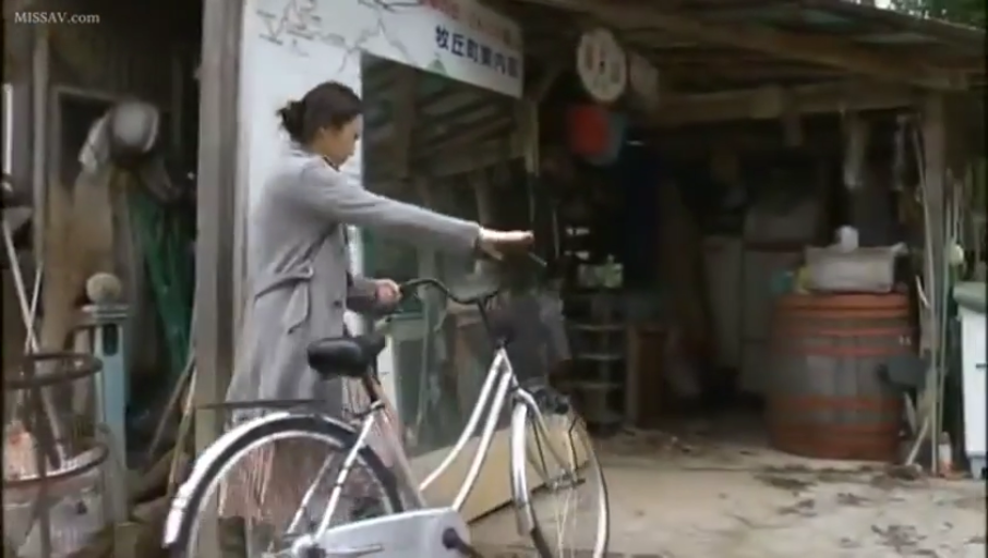 全景 · 户外 · 侧立 · 灰色风衣