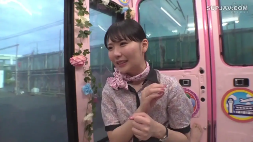 座り姿勢 · 半身特写 · 丝巾 · 开心的笑 · 巴士车厢内 · 展示日元钞票 · 装饰假花