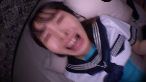 室内 · 枕头 · 面部特写 · 痛苦 · 水手服 · 挣扎 · 躺卧 · 动感模糊