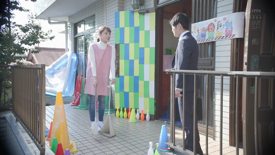 全身 · 站立 · 自然 · 劇情 · 谈话 · 户外 · 圍裙 · 簸箕