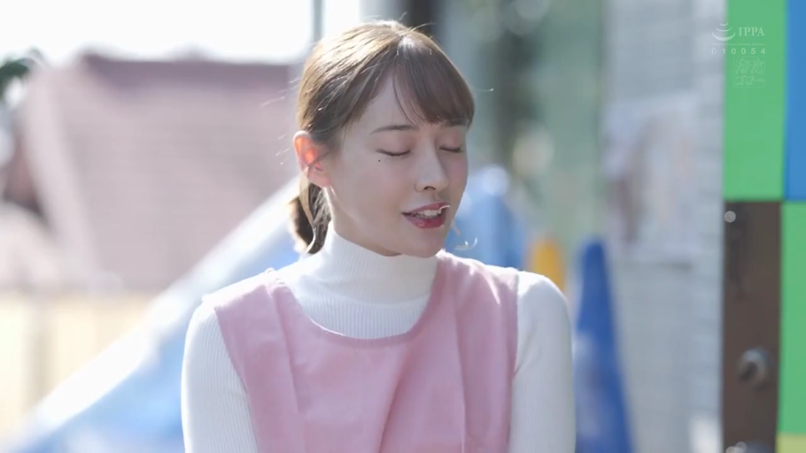 脸部特写 · 站立 · 户外 · 粉色围裙