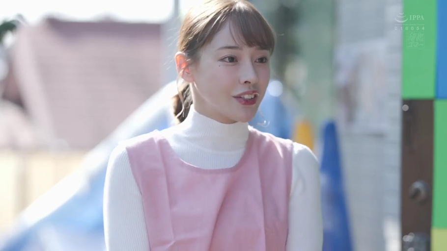 脸部 · 角色扮演 · 站立 · 微笑 · 说话 · 粉色围裙 · 游乐设施 · 幼儿园