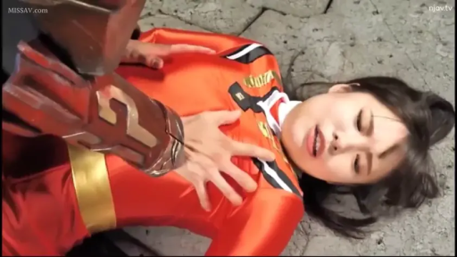 胸部特写 · 痛苦 · 躺姿 · 战队题材 · 红色特摄紧身衣 · 户外石地 · 被抓胸部 · 装甲手套