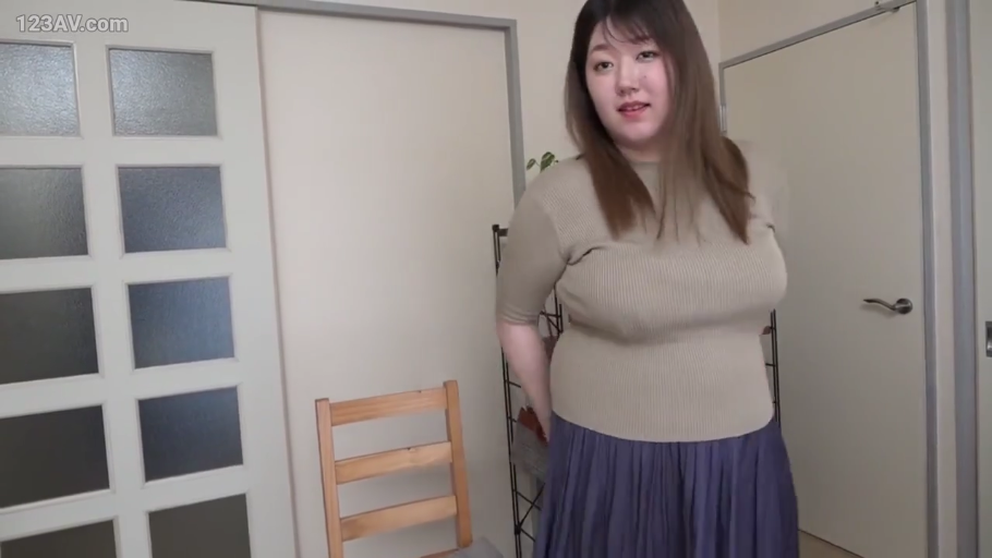 乳沟 · 俯身 · 专注 · 白衬衫 · 注视 · 餐厅 · 桌椅 · 深沟
