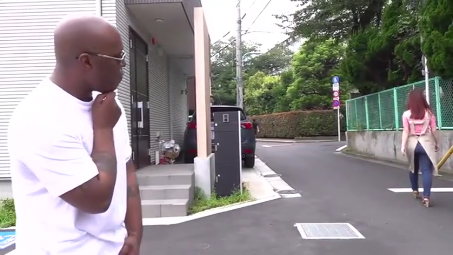 严肃 · 站立 · 休闲装 · 注视 · 汽车 · 室外街区 · 黑人