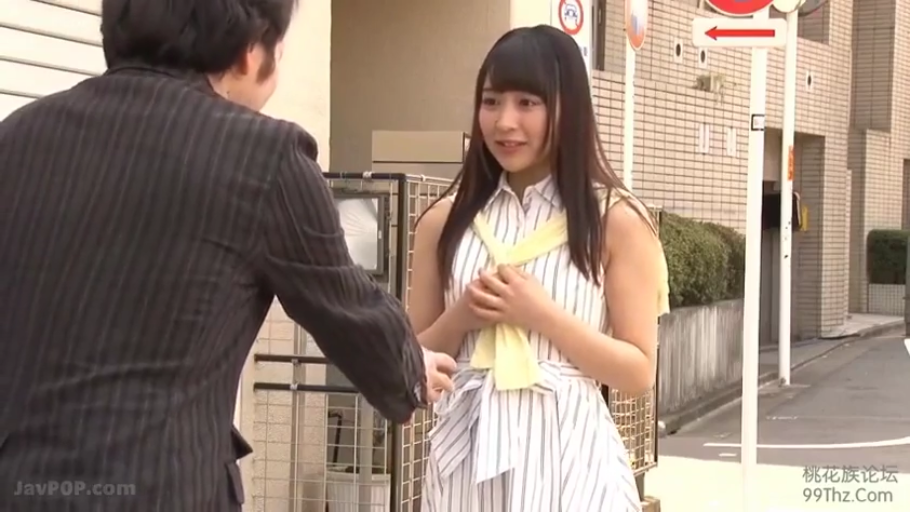 站立 · 中景 · 微笑 · 街道 · 搭讪 · 街头 · 条纹连衣裙