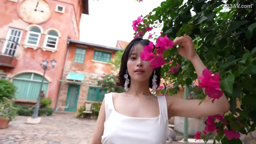 坐姿 · 忧虑 · 戒指 · 厨房 · 上半身 · 熟女 · 手抚胸口 · 米色针织背心