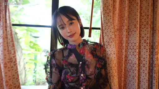 站姿 · 微笑 · 半身 · 注视镜头 · 窗帘 · 短发 · 室内窗前 · 透视碎花上衣