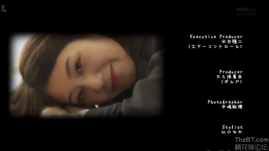 室内 · 脸部特写 · 微笑 · 职业装 · 凝视 · 熟女 · 侧卧