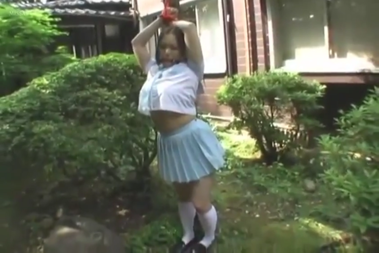 室内 · 坐姿 · 上半身特写 · 黄色开衫 · 哭泣 · 悲伤