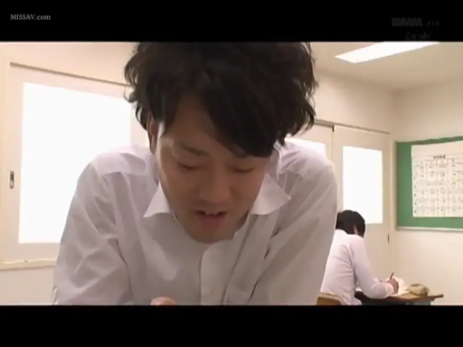 前倾 · 办公室 · 专注 · 臉部特寫 · 白色襯衫 · 墙报 · 注視 · 男性视角