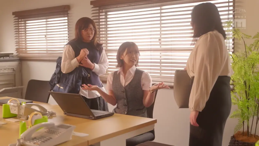 严肃 · 办公室 · 站姿 · 全景 · 职业装 · 笔记本电脑 · 职场剧情 · 职场沟通