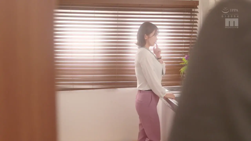 沉思 · 站姿 · 平静 · 粉色长裤 · 厨房 · 侧影 · 百叶窗