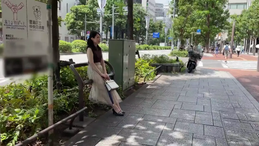 坐姿 · 全景 · 平静 · 街道 · 休息 · 街拍 · 手拎包 · 休闲长裙