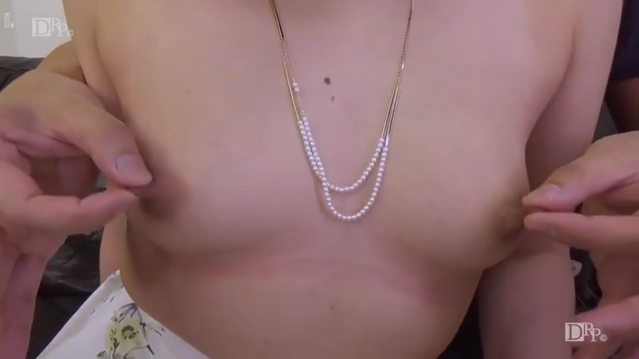 室内 · 坐姿 · 半裸 · 不露脸 · 乳头特写 · 捏乳头