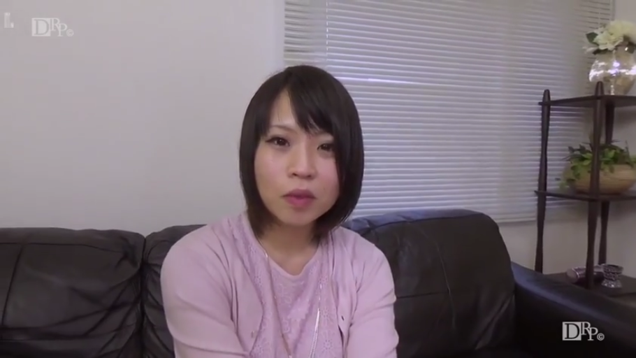 室内 · 坐姿 · 平静 · 沙发 · 面对镜头 · 半身 · 短发 · 粉色针织衫