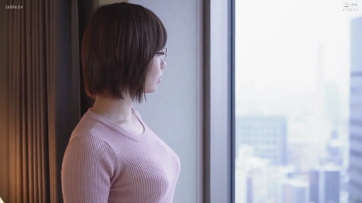 站立 · 侧身 · 窗边 · 观看 · 紧身毛衣 · 曲线 · 城市景观