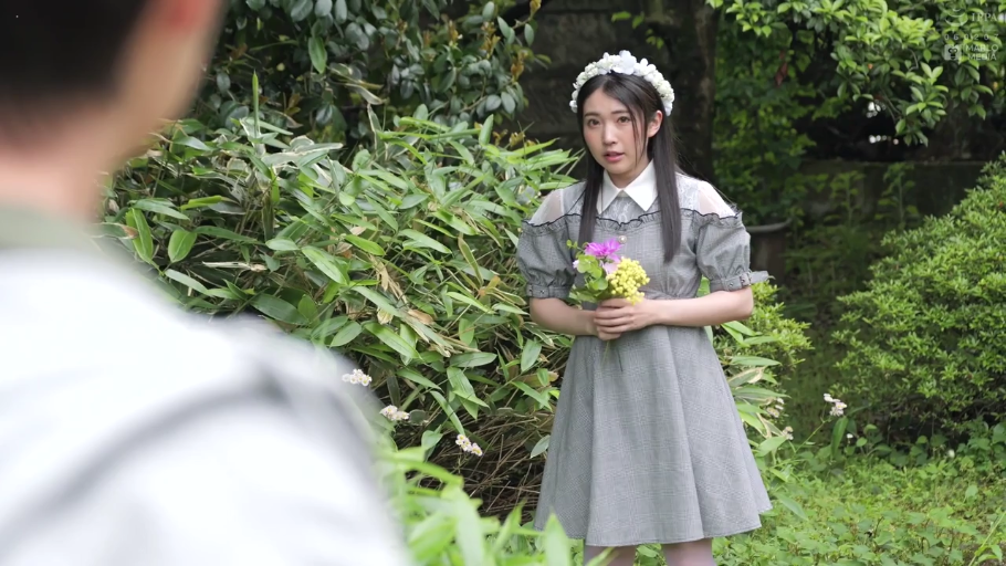 忧郁 · 中景 · 站姿 · 连衣裙 · 淑女 · 花园 · 持花 · 花束