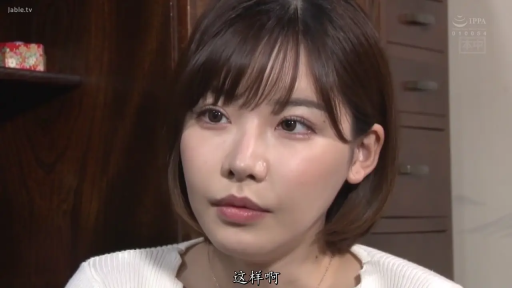 室内 · 坐姿 · 忧郁 · 项链 · 居家 · 注视 · 特写 · 白色毛衣