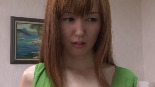 室内 · 面部特写 · 背景挂画 · 正面站立 · 棕发 · 疑虑 · 绿色无袖衫 · 转动眼珠