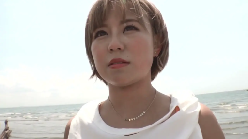 忧郁 · 站立 · 项链 · 面部特写 · 白色上衣 · 短发 · 侧头 · 海边