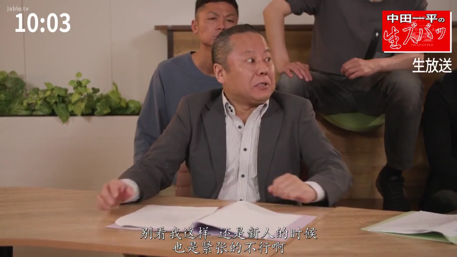 座り姿勢 · 会話 · 真剣 · 办公室 · 半身 · 動画のスクリーンショット · 灰色西装 · 纸质文件