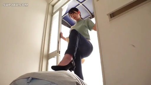 足部のクローズアップ · ドア枠 · 绿T恤 · 女王様マニア · 踩踏姿势 · 室内门口 · 俯视表情 · 凌辱行为