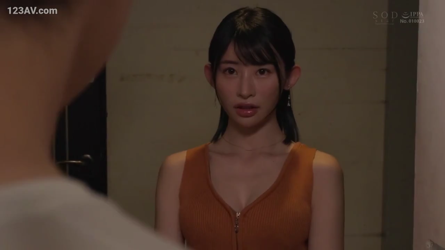 POV视角 · 昏暗室内 · 金属耳环 · 严肃疑惑 · 正面近景 · 橙色拉链背心 · 笔直站立 · 定睛凝视