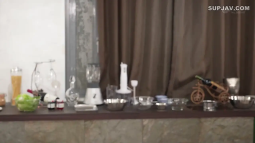 站姿 · 平靜 · 碎花圍裙 · 厨房 · 长发 · 酒架 · 准备料理