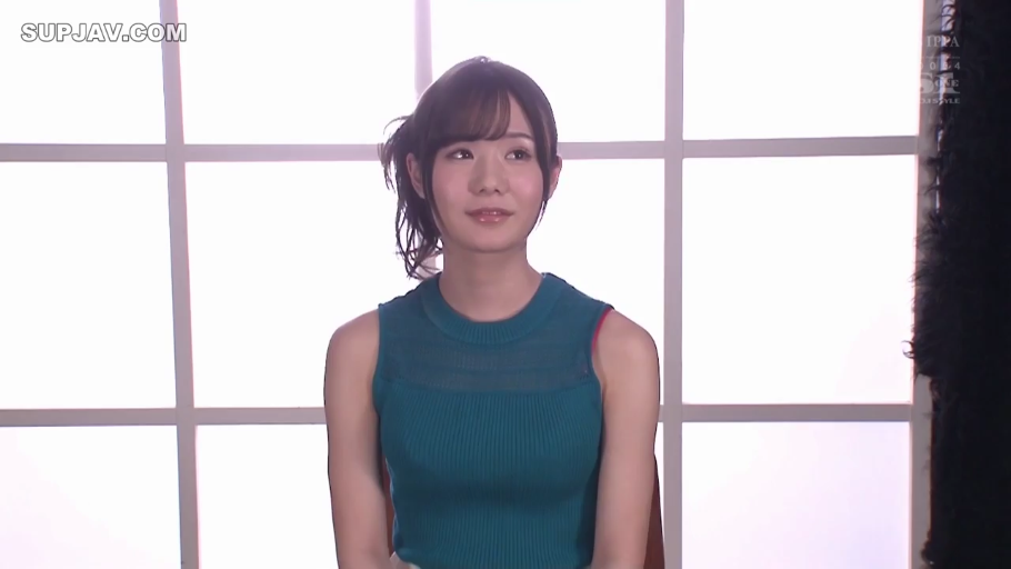 坐姿 · 微笑 · 摄影棚 · 访谈 · 无袖针织衫 · 胸部以上 · 亚洲