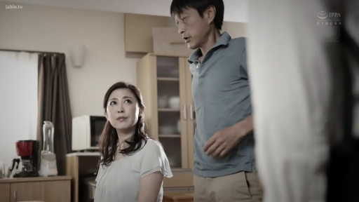 室内 · 交谈 · 中景 · 自然 · 休闲装 · 熟女 · 一坐一站 · 厨电