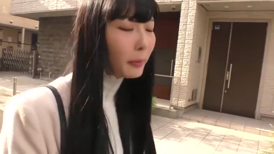 忧郁 · 低头 · 脸部特写 · 户外 · 长发 · 白色高领衫 · 步行