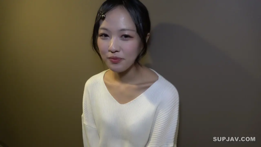 室内 · 微笑 · 顔のクローズアップ · 注視 · 长发 · ヘアピン · 正对镜头 · 白色针织衫