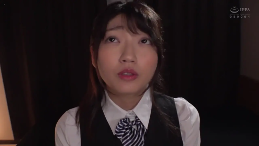 室内 · 平静 · 半身特写 · 制服 · 注视 · Logo · 灯管 · 正面