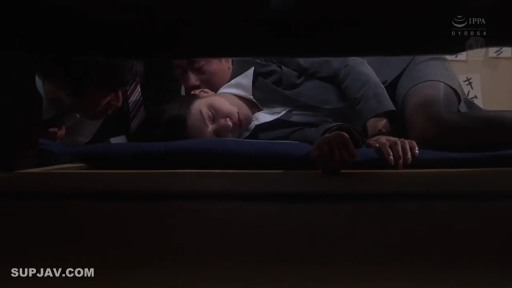 面部 · 闭眼 · 坐垫 · OL套装 · 躺卧 · 睡觉 · 办公桌下