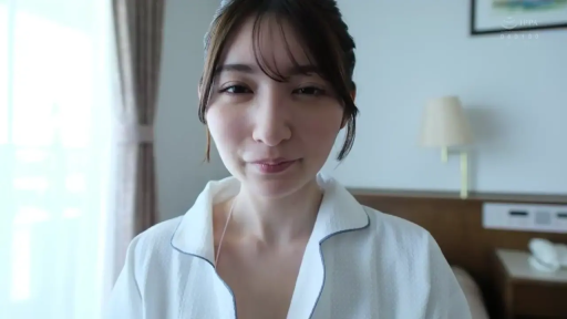 站立 · 微笑 · 面部特写 · 户外 · 休闲服 · 自然光 · 背包 · 开朗
